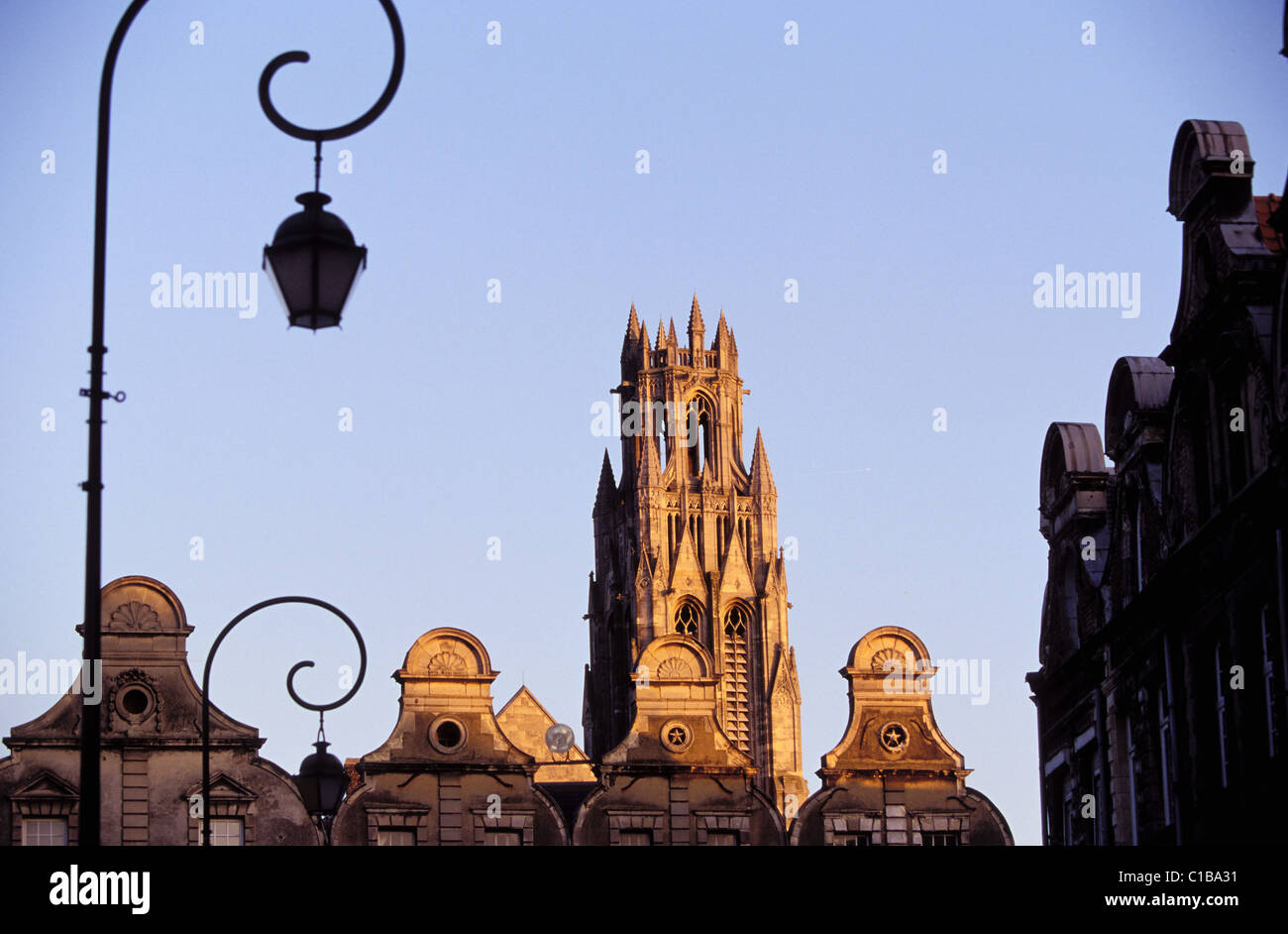 Francia, Pas de Calais, Arras, Piazza degli Eroi, Saint Jean Baptiste chiesa Foto Stock