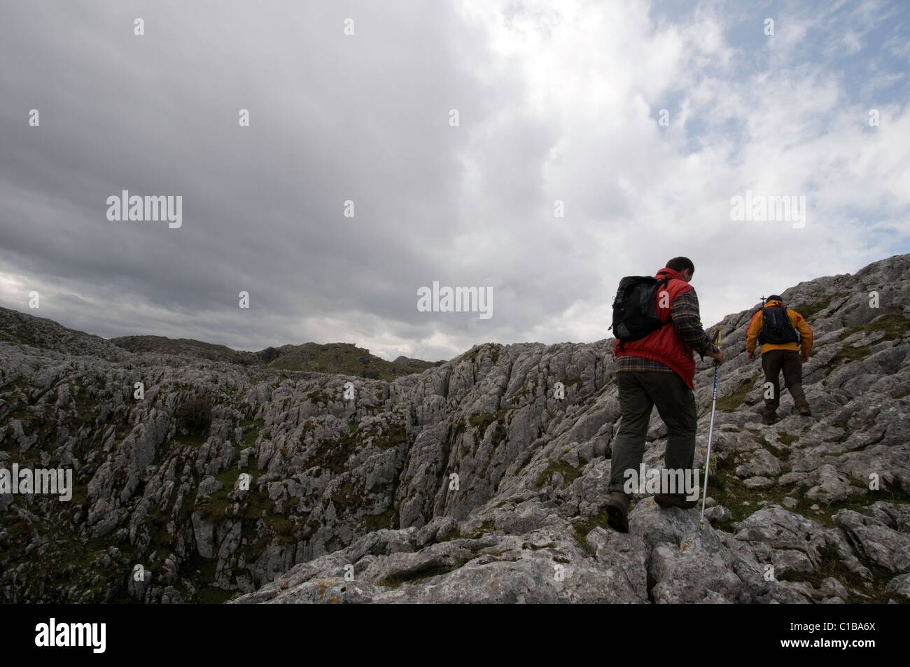 Vista panoramica di due maschi adulti escursionismo in una montagna rocciosa. Foto Stock