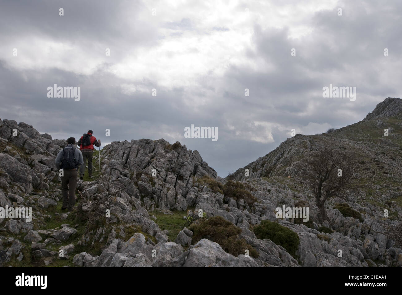 Vista panoramica di due maschi adulti escursionismo in una montagna rocciosa. Foto Stock