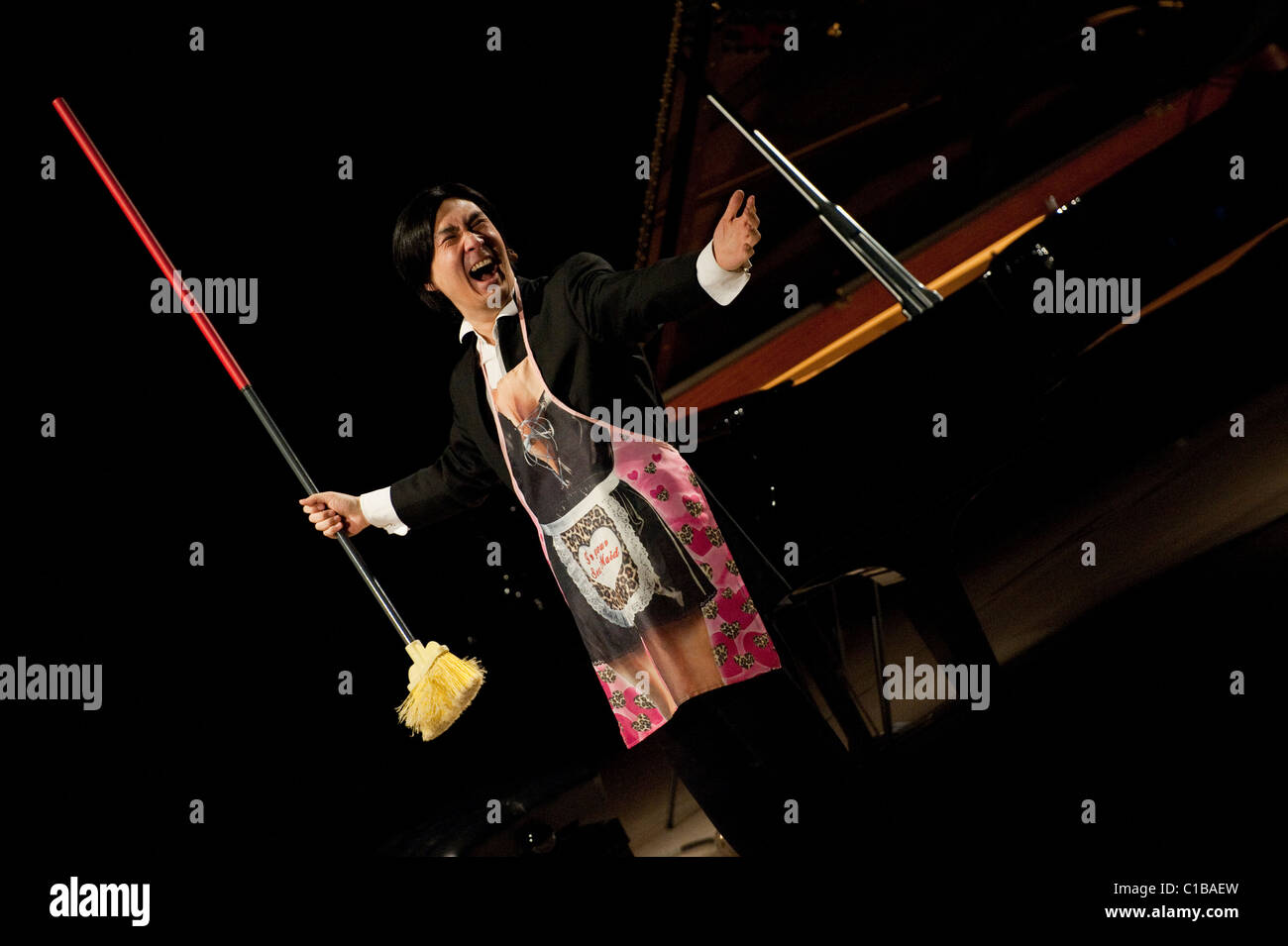 Igudesman & Joo un classico duo di musicisti la cui mostra combinare musica classica e cultura popolare concerto per pianoforte e violino Foto Stock