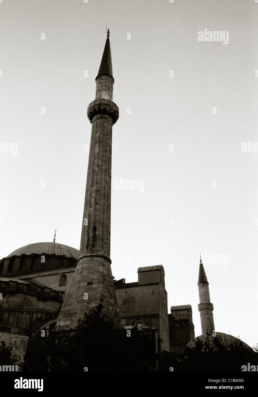 Un minareto di Aya Sofya Hagia Sophia di Sultanahmet ad Istanbul in Turchia in Medio Oriente asiatico. Tramonto Tramonto Tramonto Crepuscolo Twilit viaggio sereno Foto Stock