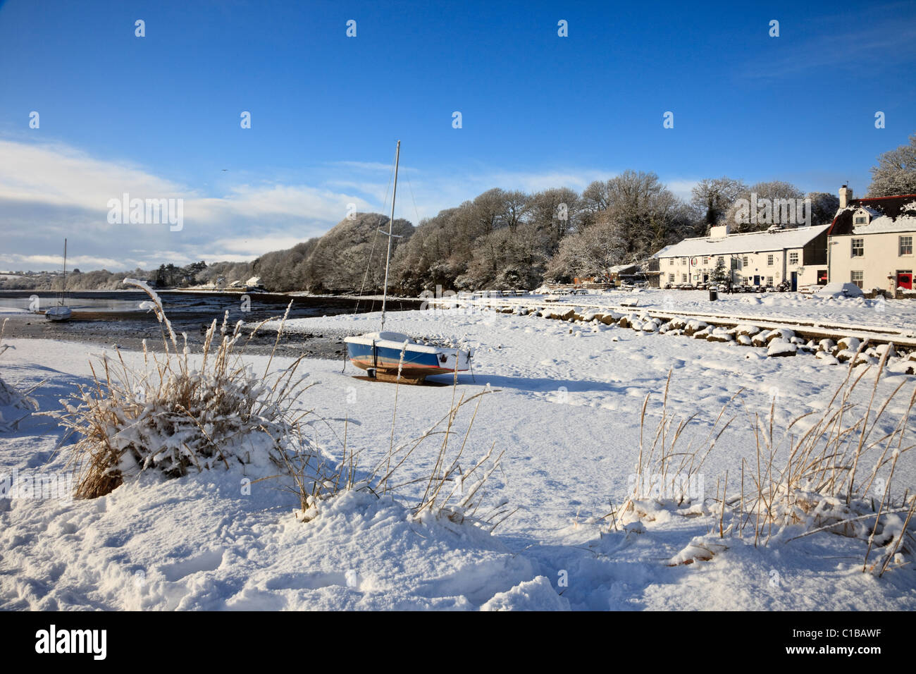 Red Wharf Bay (Traeth Coch), Isola di Anglesey, Galles del Nord, Regno Unito, Gran Bretagna. Scena di neve sulla costa in inverno Foto Stock
