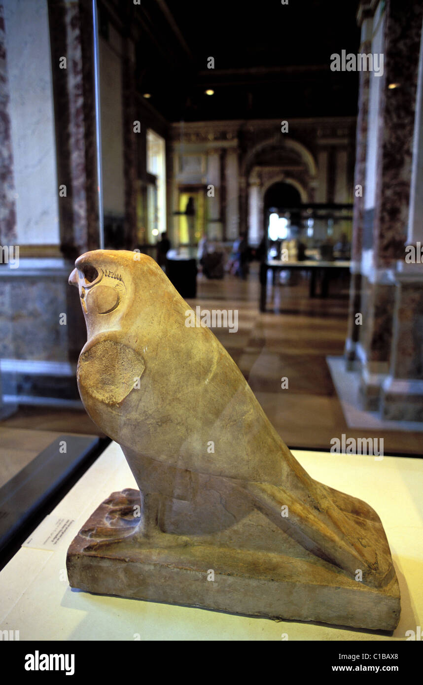 Francia, Parigi, Horus statua in una delle camere Egizia del museo del Louvre Foto Stock