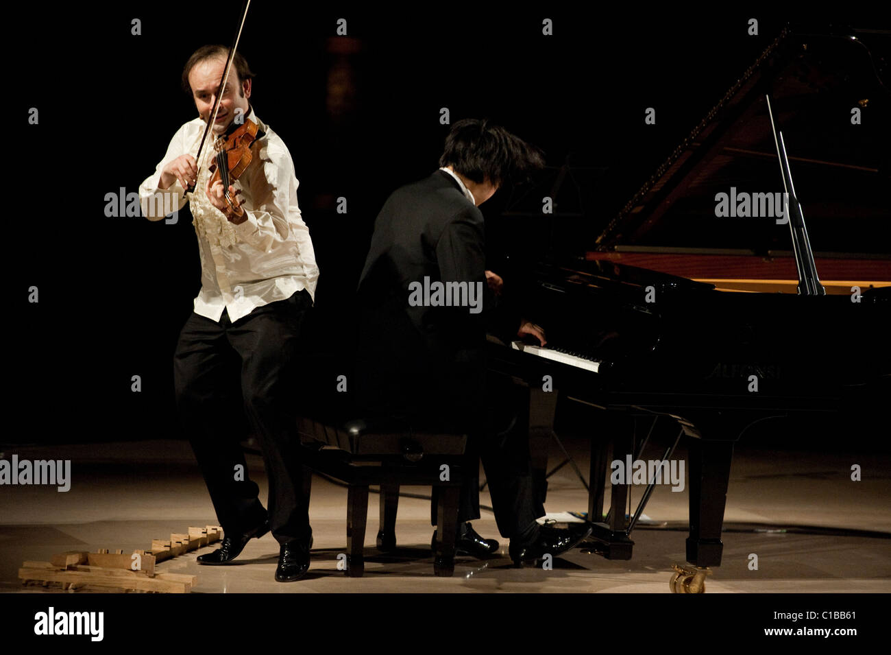 Igudesman & Joo un classico duo di musicisti la cui mostra combinare musica classica e cultura popolare concerto per pianoforte e violino Foto Stock