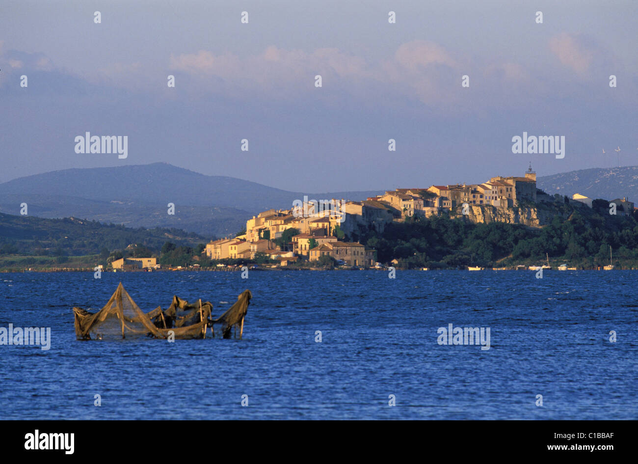 Francia, Aude, stagno e il villaggio di Bages Foto Stock