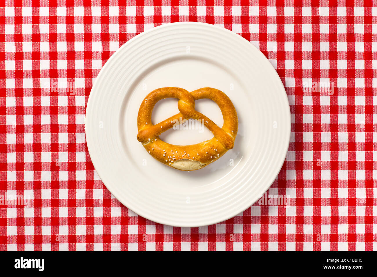 Il pretzel sulla piastra bianca Foto Stock
