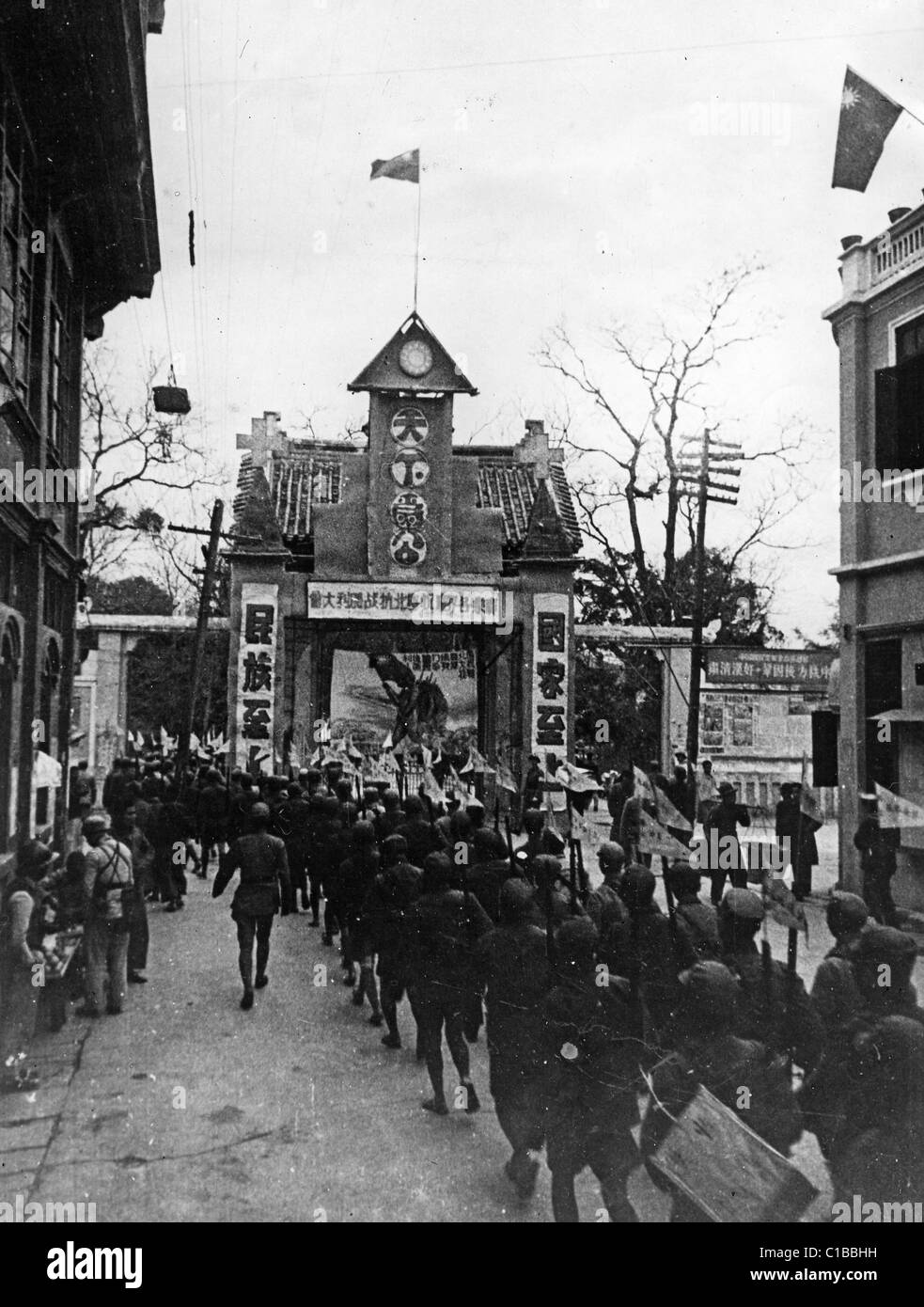 SINO-giapponese guerra soldati cinesi in Shaokwan, capitale della provincia di Kwangtung. Banner di gate sono una poesia per la città e provincia. Foto Stock