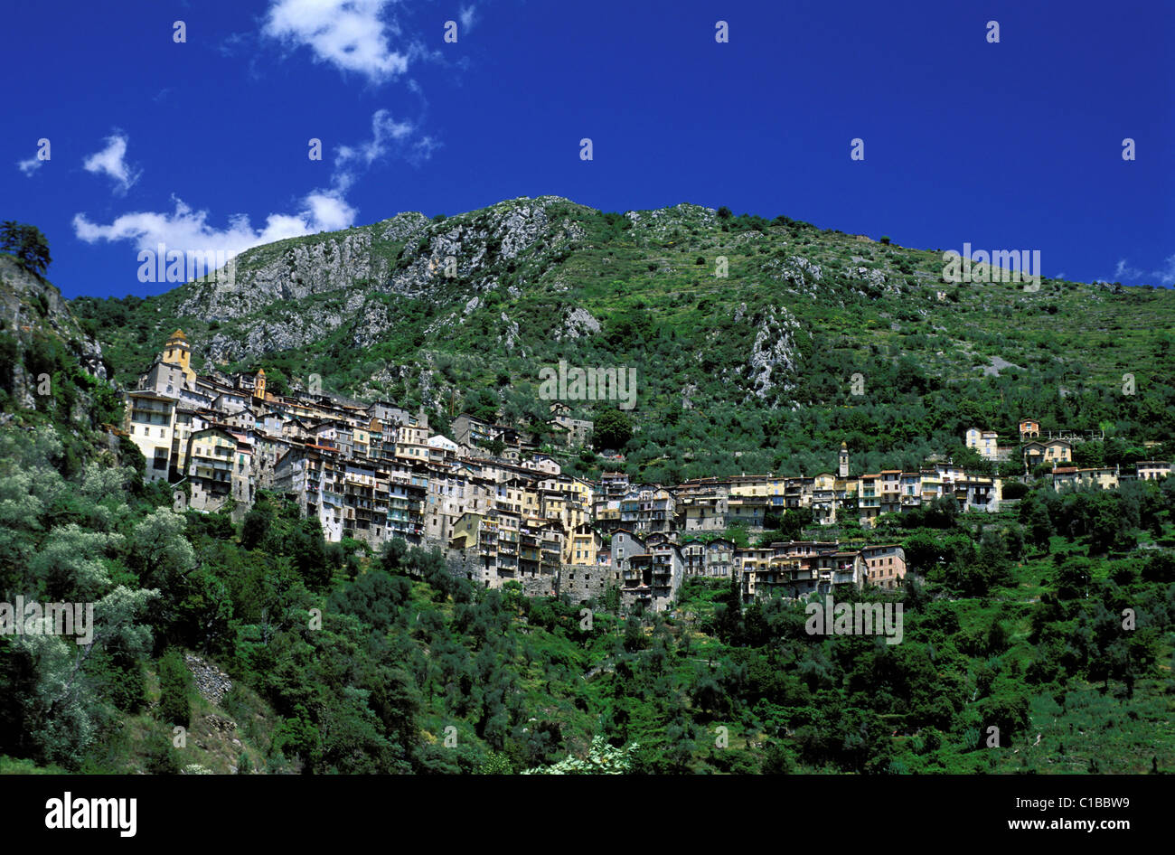 Francia, Alpes Maritimes, valle del Roya (entroterra di Nizza), appollaiato villaggio di Saorge Foto Stock