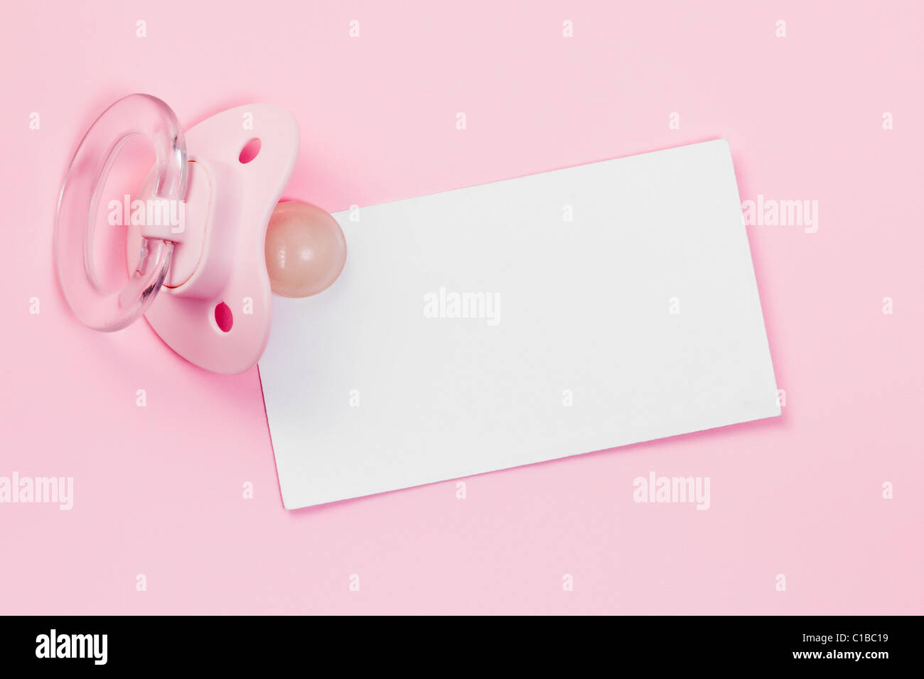 Il succhietto e scheda in bianco su sfondo rosa Foto Stock