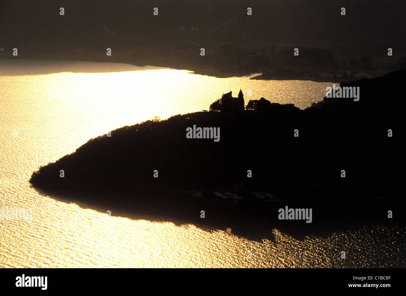 Francia, Savoie, lago di Bourget durante il tramonto, il castello di Châtillon Foto Stock