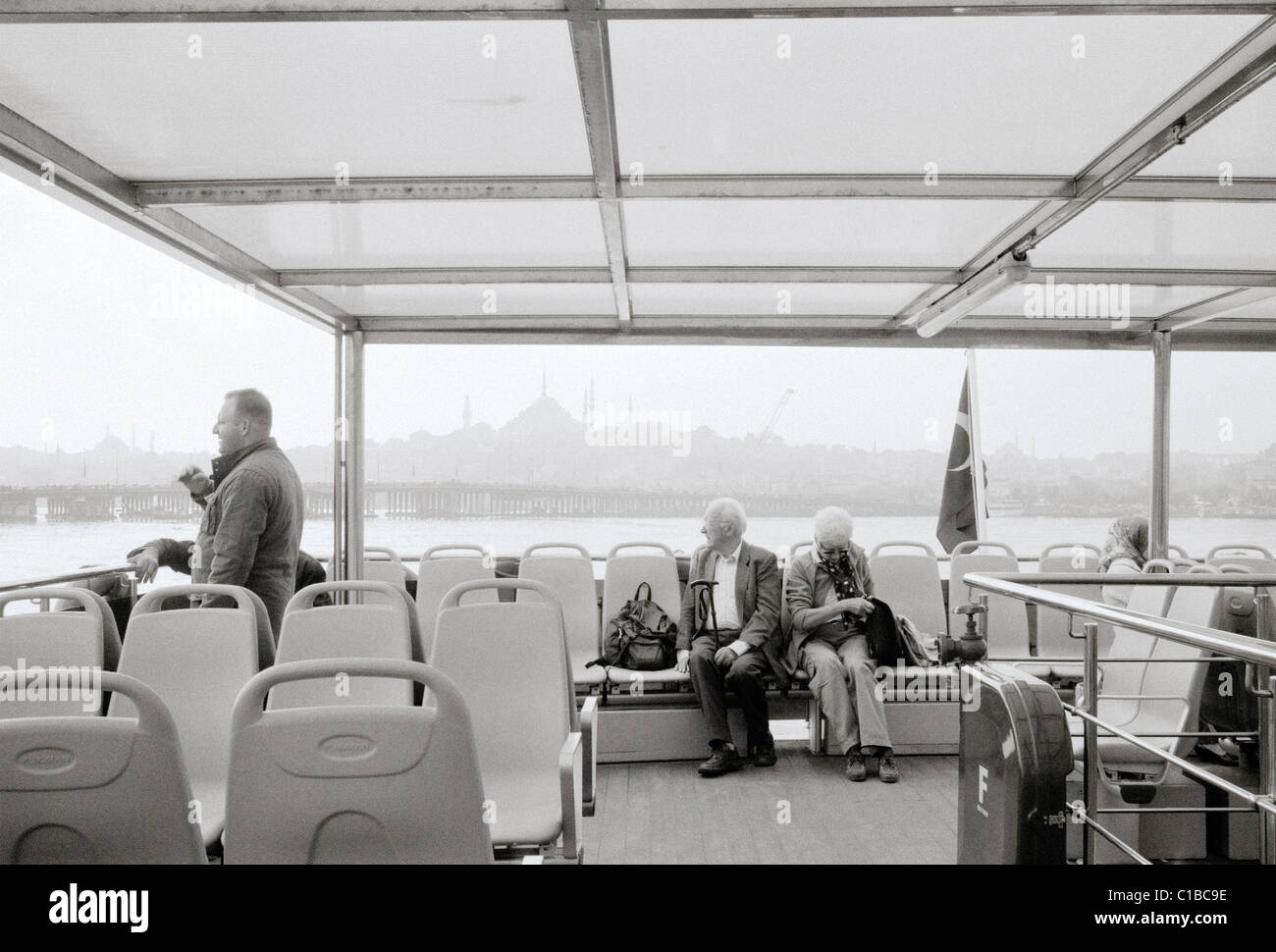 I turisti su un traghetto fino a vela il Golden Horn ad Istanbul in Turchia. Foto Stock