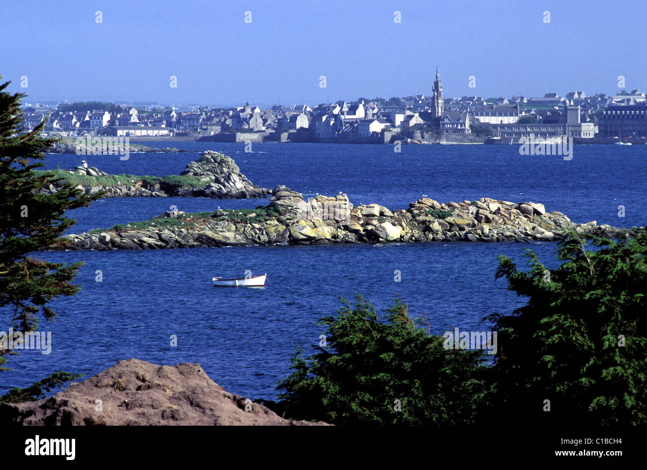 Francia, Finisterre, Roscoff visto dall isola di Batz Foto Stock