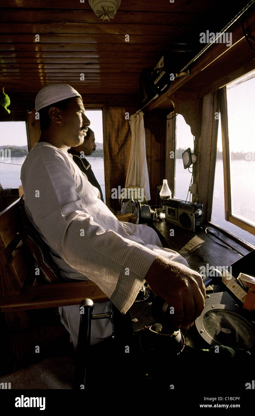 Egitto Alto Egitto, Aswan, crociera tra Luxor e Aswan su 1890 steamboat, secondo il capitano Foto Stock