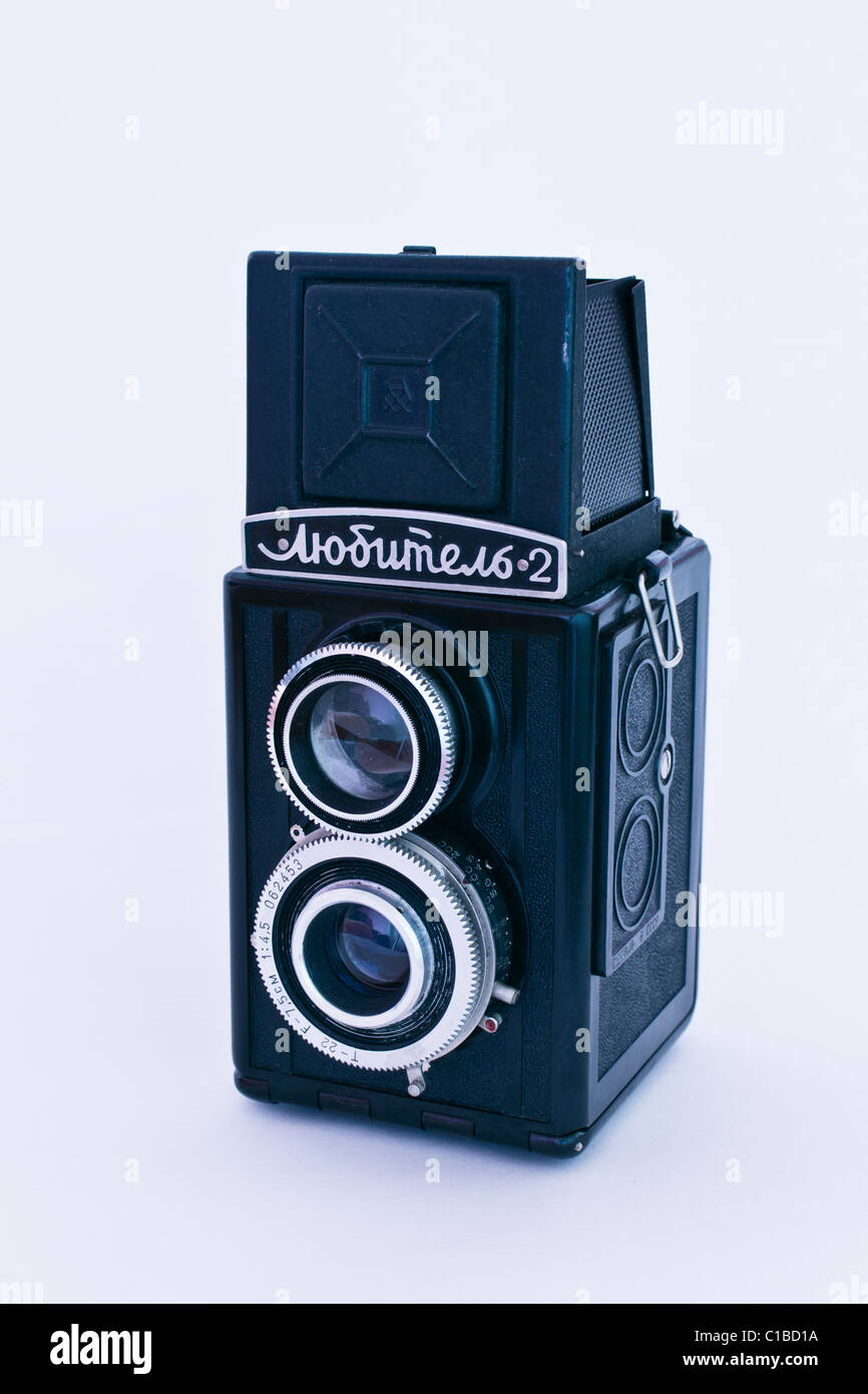 Vecchia fotocamera sovietica Lubitel 2 isolati su sfondo bianco Foto Stock