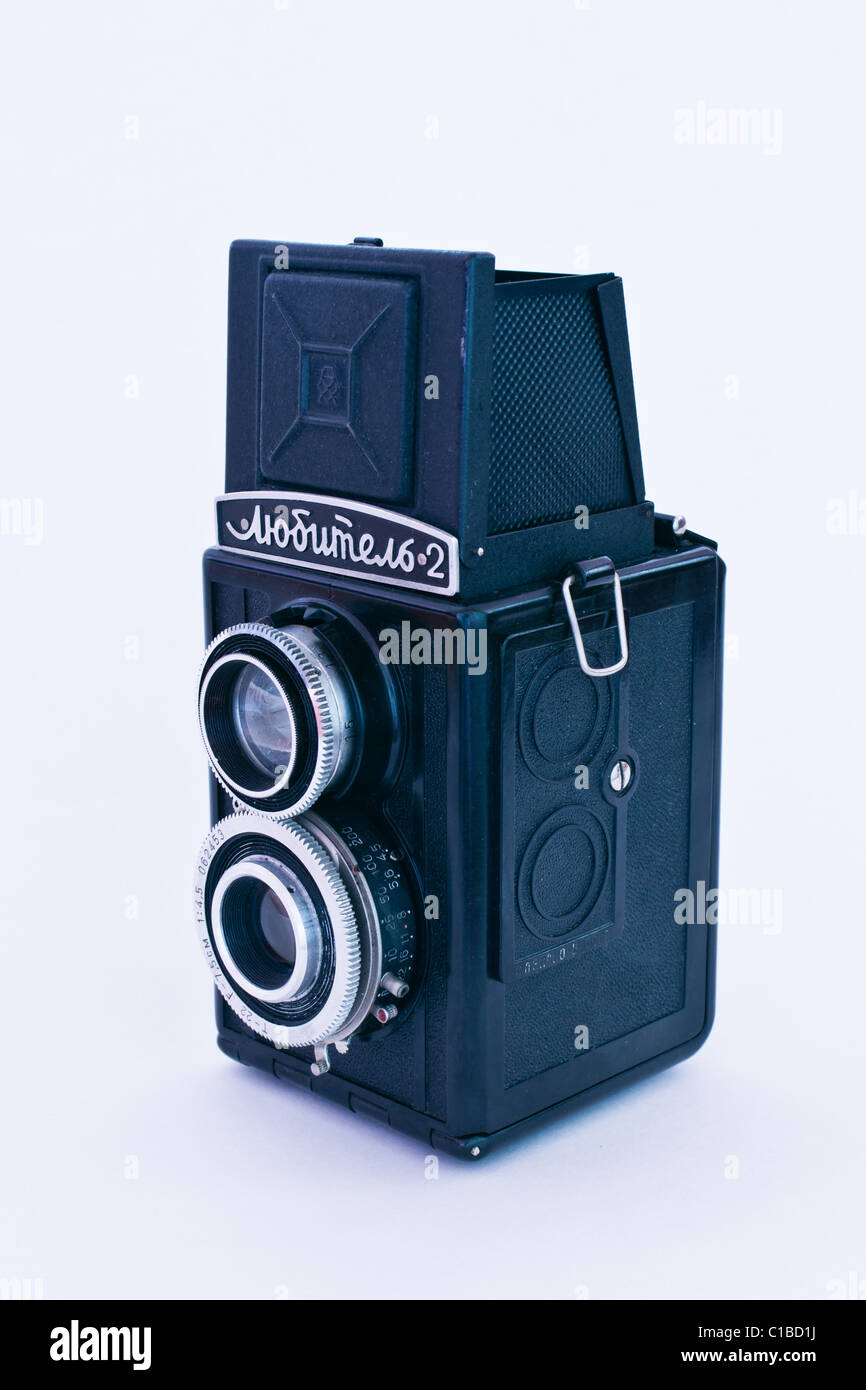 Vecchia fotocamera sovietica Lubitel 2 isolati su sfondo bianco Foto Stock