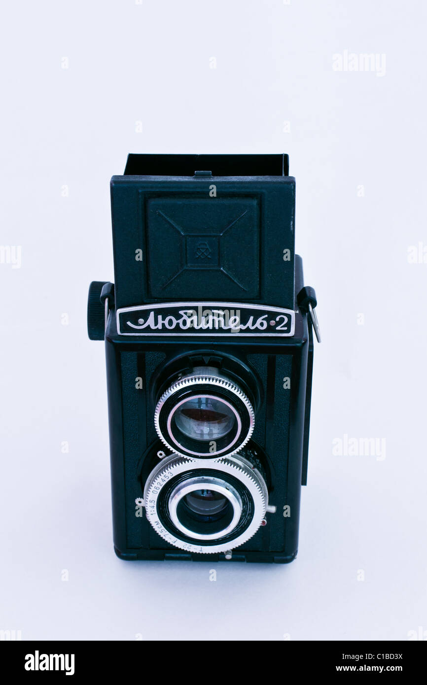 Vecchia fotocamera sovietica Lubitel 2 isolati su sfondo bianco Foto Stock