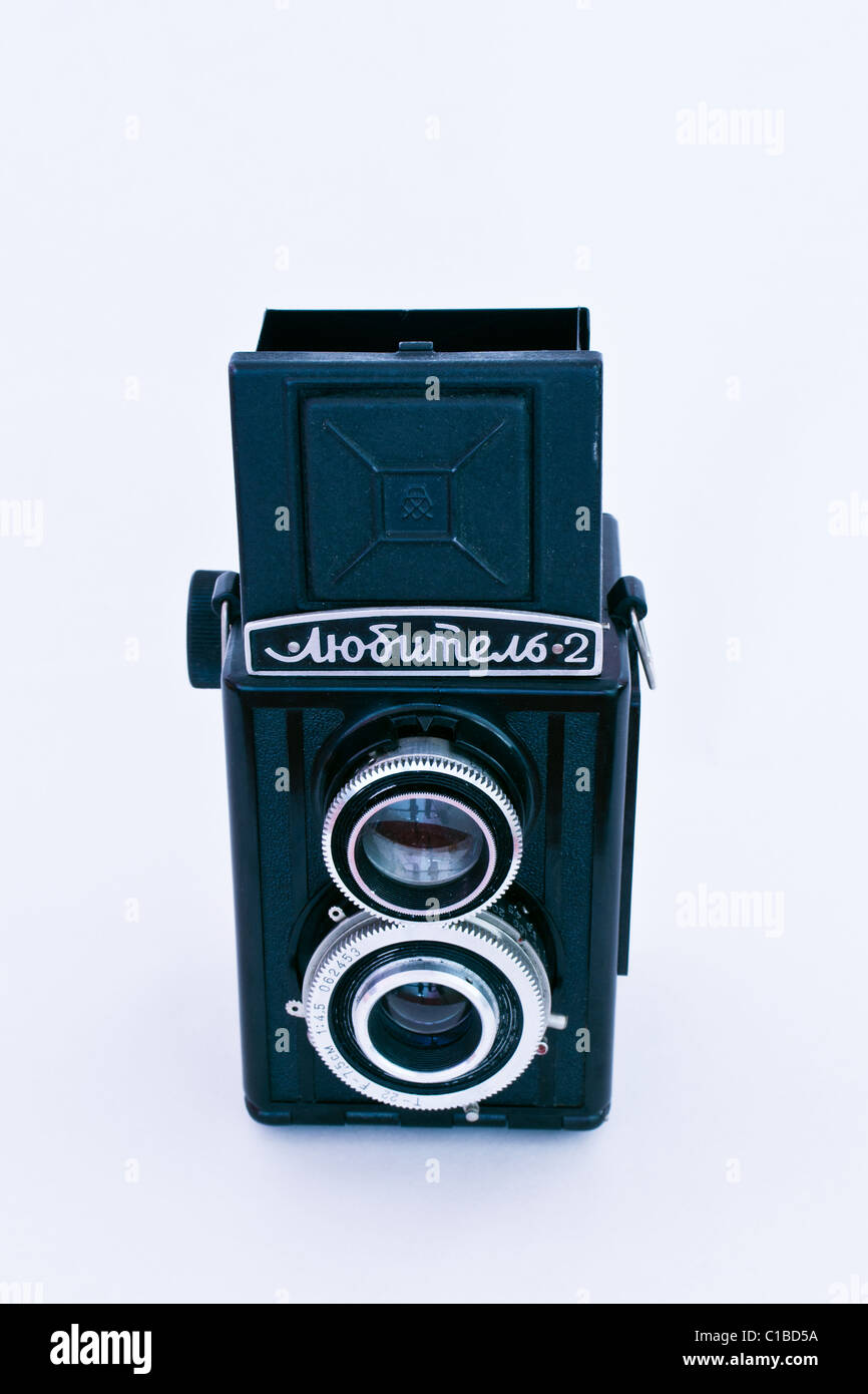 Vecchia fotocamera sovietica Lubitel 2 isolati su sfondo bianco Foto Stock