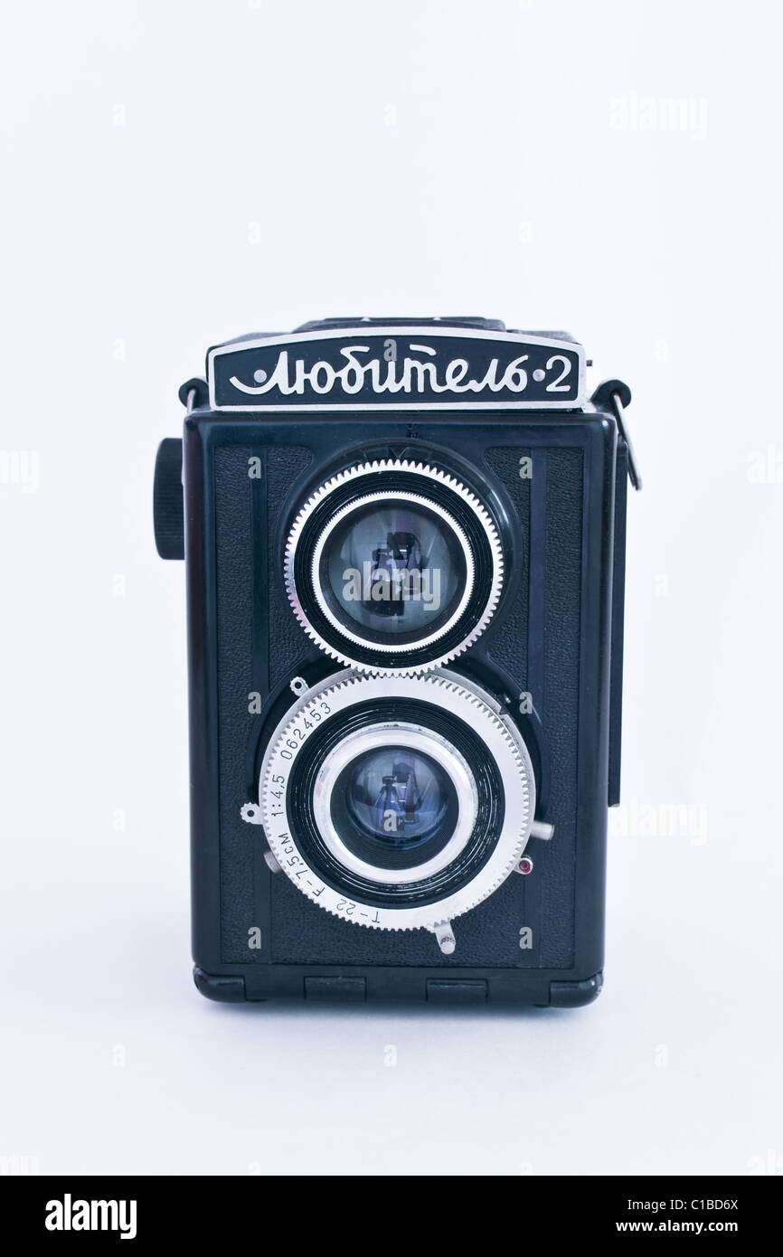 Vecchia fotocamera sovietica Lubitel 2 isolati su sfondo bianco Foto Stock