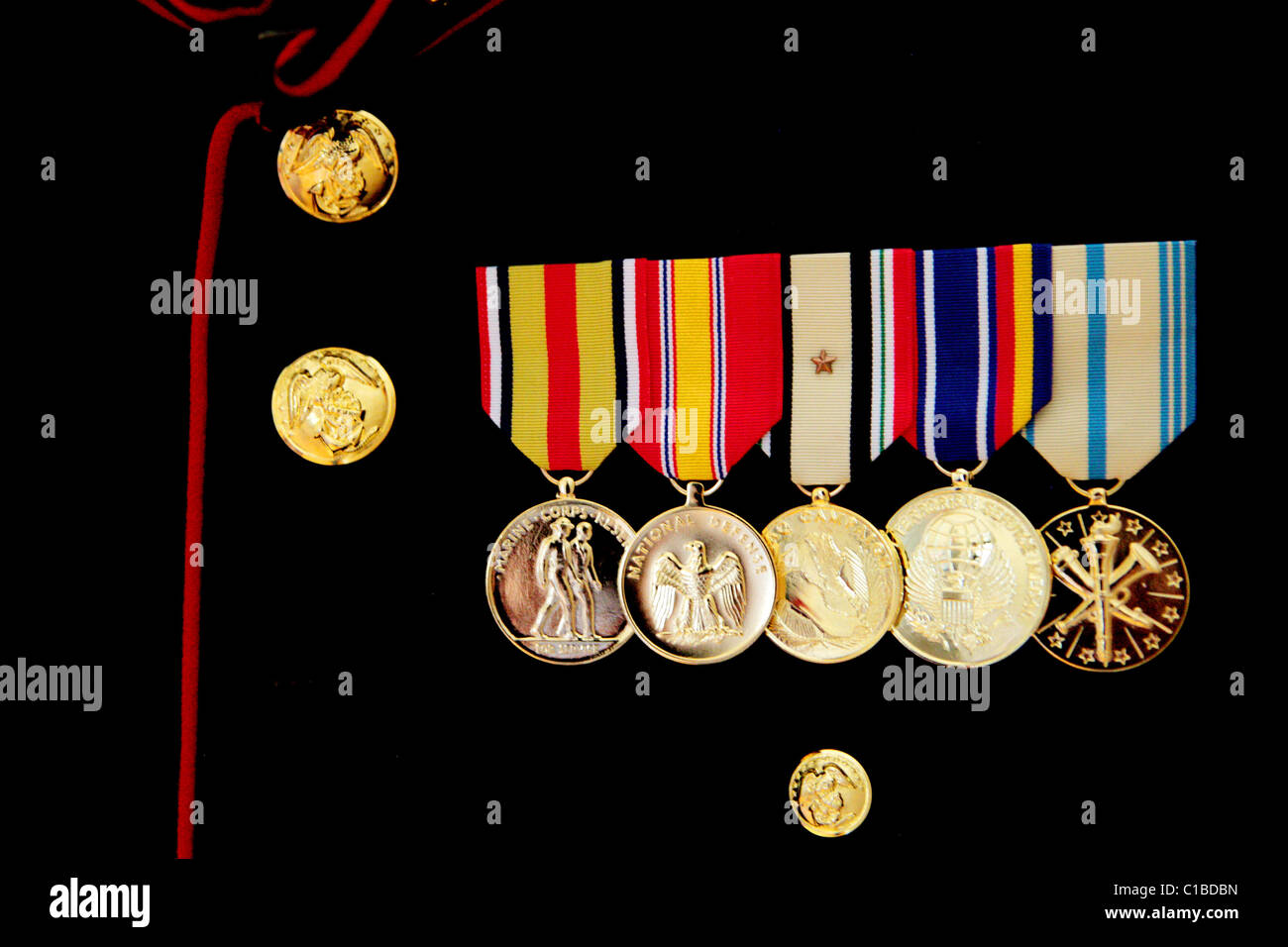 MARINES AMERICANI medaglie medaglia insegne HERO PRODEZZA RICONOSCIMENTO GOLD fiero orgoglio AMERICAN USA STATI UNITI uniforme militare Foto Stock