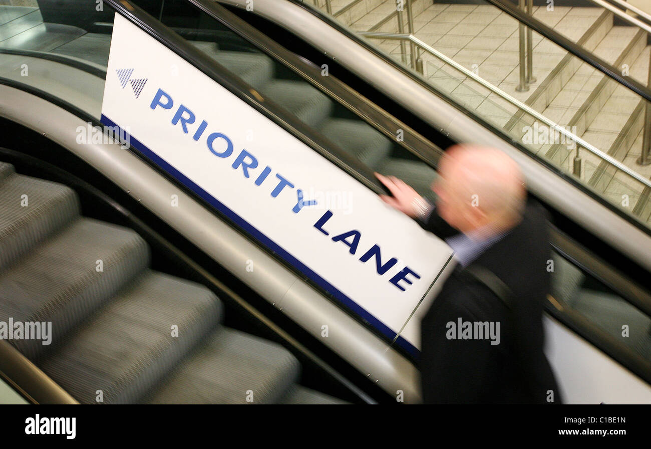 Londra Luton Airport di "corsia preferenziale" di sicurezza. I passeggeri possono saltare la cue acquistando un biglietto. Foto Stock