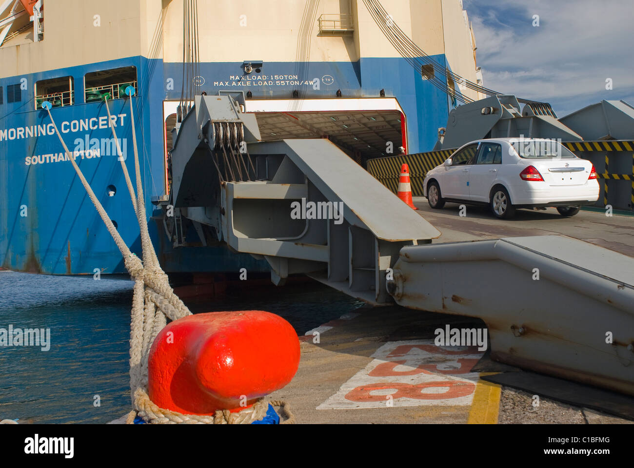 La spedizione di Nissan Tiide autos nel porto di Veracruz, Messico al Medio Oriente destinazioni. Foto Stock
