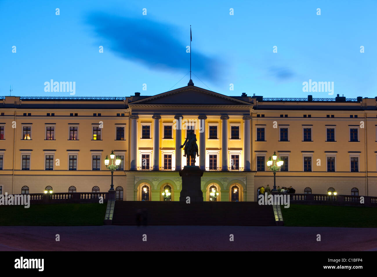 Palazzo Reale illuminati al crepuscolo, Oslo, Norwayay Foto Stock