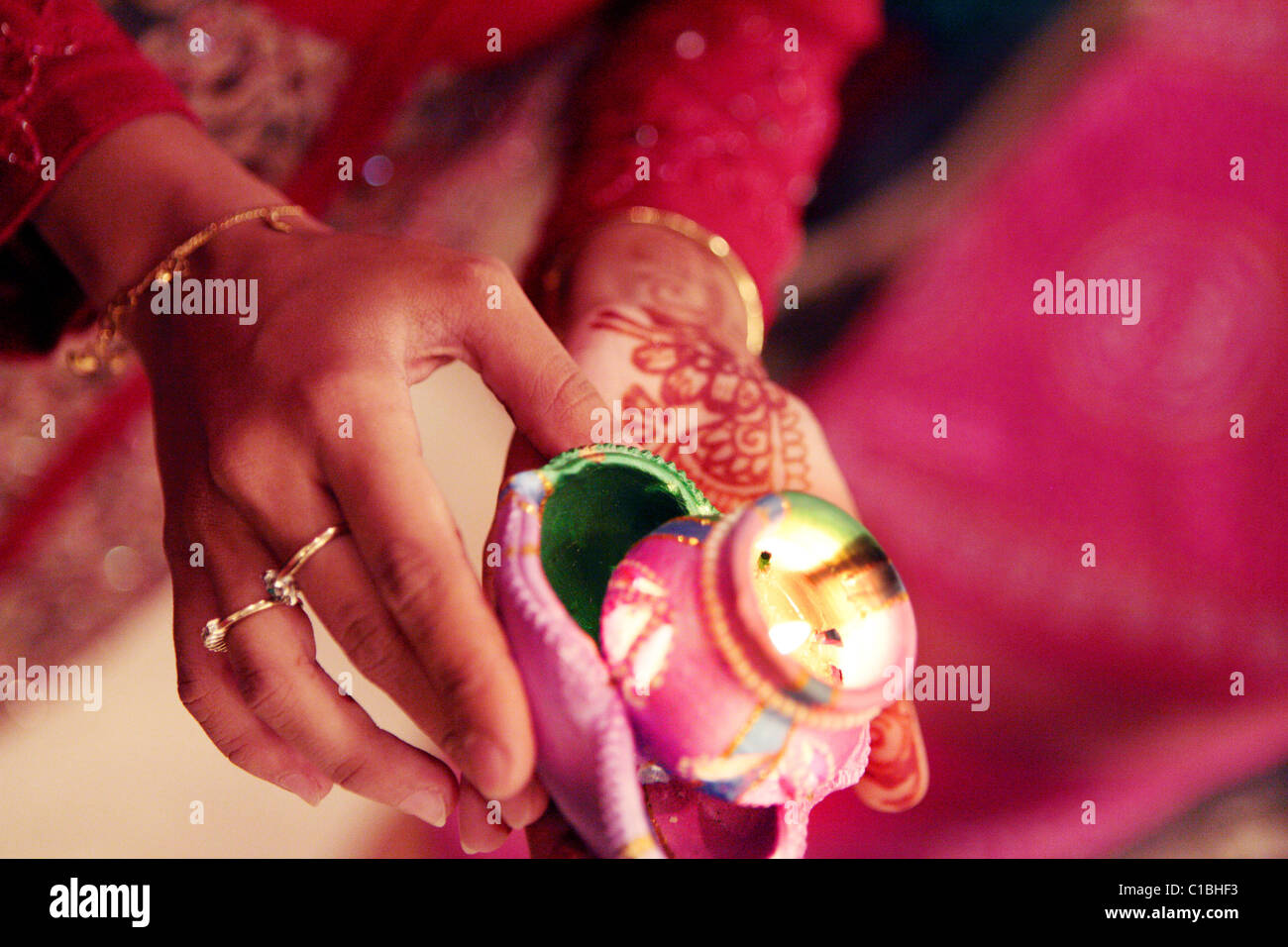INDIAN WEDDING cerimoniale di candela vigili del fuoco di fiamma accesa la masterizzazione di mani Foto Stock