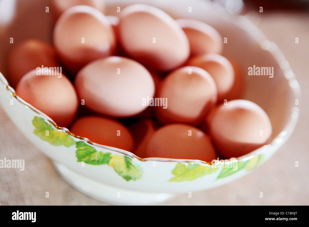 Uova uovo bollito di piastra di farine alimentari molti tabella di arredamento in stile country rustico di campagna Vaso di porcellana Foto Stock