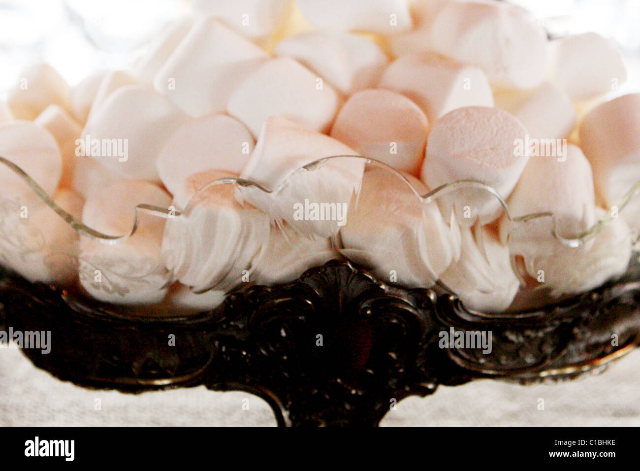 MARSHMALLOWS bianco puro MARSHMALLOW ORGANICO SWEET AMERICAN FOOD DOLCI PIASTRA TAVOLO Foto Stock