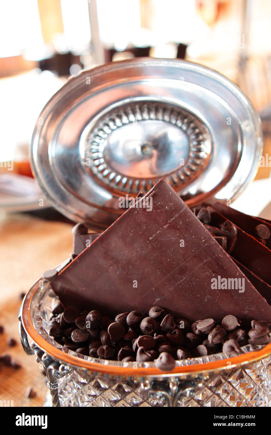 Gocce di cioccolato vasetto in vetro vecchia scatola vintage deserto dolce TABELLA DI ARREDAMENTO Foto Stock