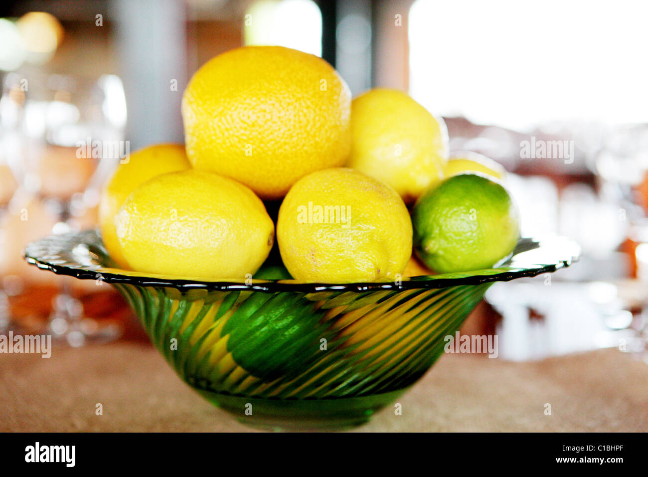 Vecchio stile vintage piastra limone giallo dei limoni frutta mangiare tavola decor squisito gusto fresco verde di vetro Foto Stock