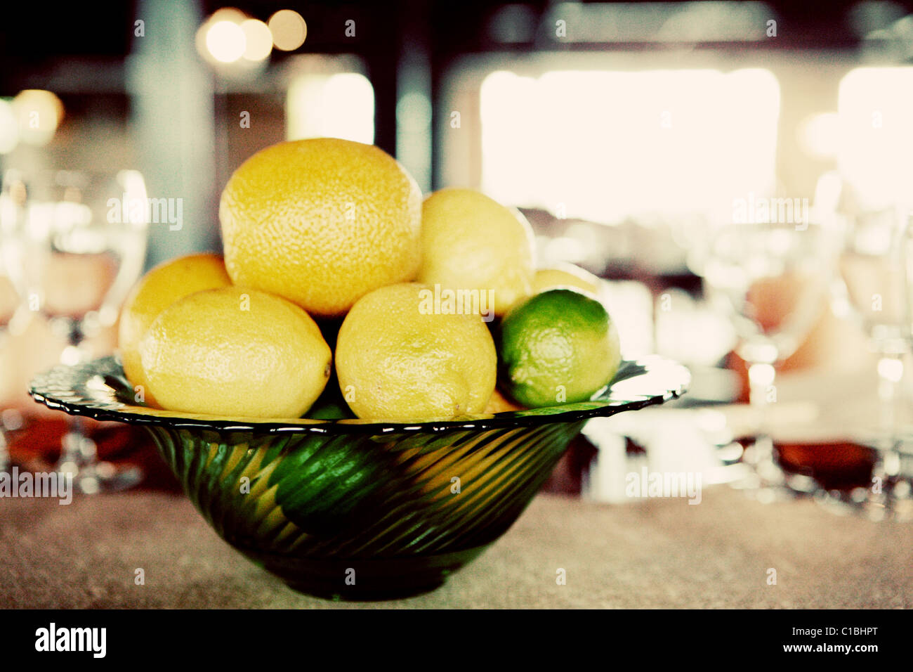 Limone Limoni Agrumi YABLE piastra molti giallo cibo Decorazioni Frutta tabella impostata Foto Stock