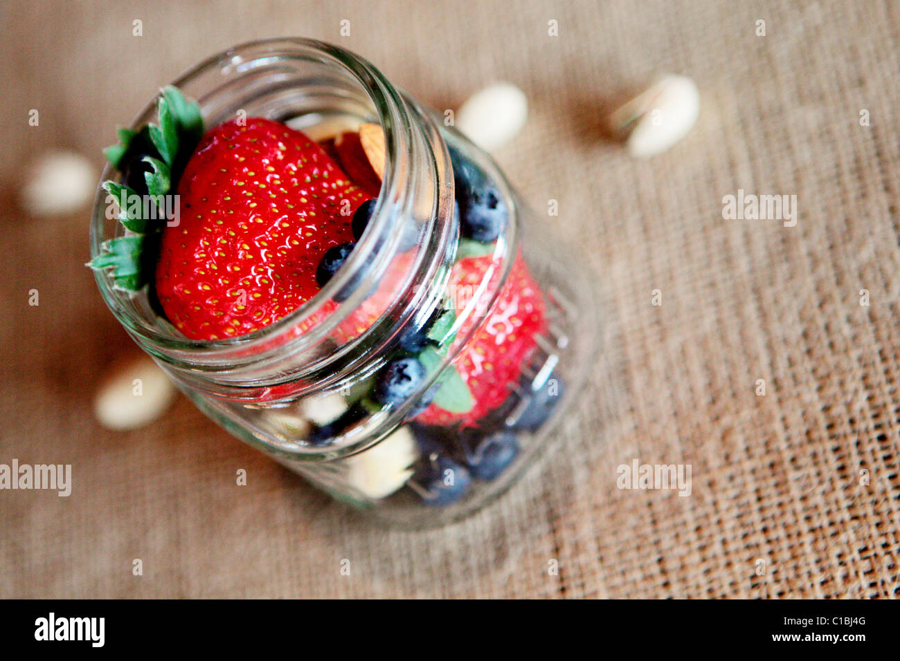 Fragola mirtillo bacche vasetto in vetro decor fresco tabella bacche freschezza rustico semplice cibo organico di frutta Foto Stock