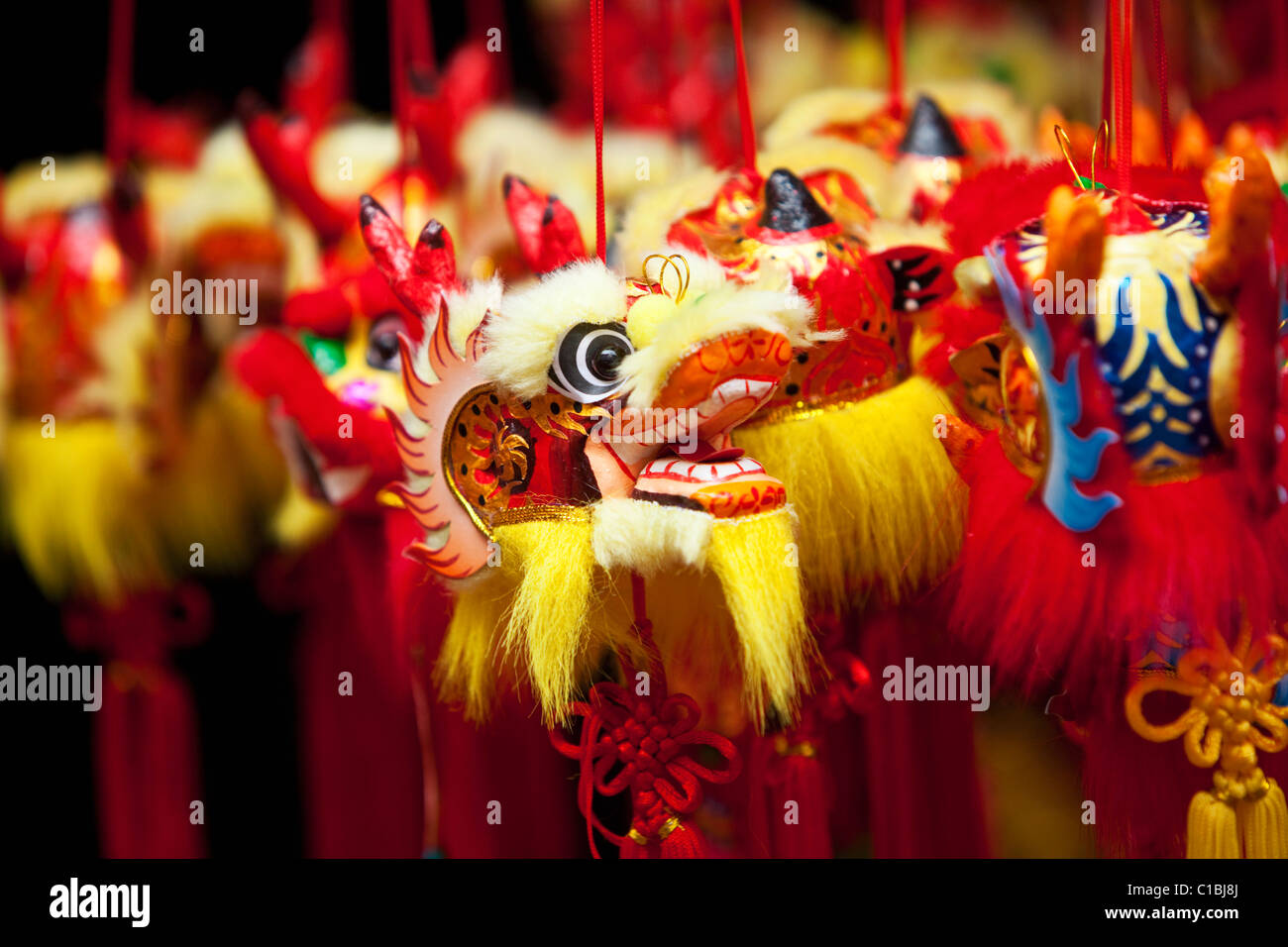 Anno Nuovo Cinese decorazioni in vendita presso la Temple Street Night mercati. Chinatown, Singapore Foto Stock