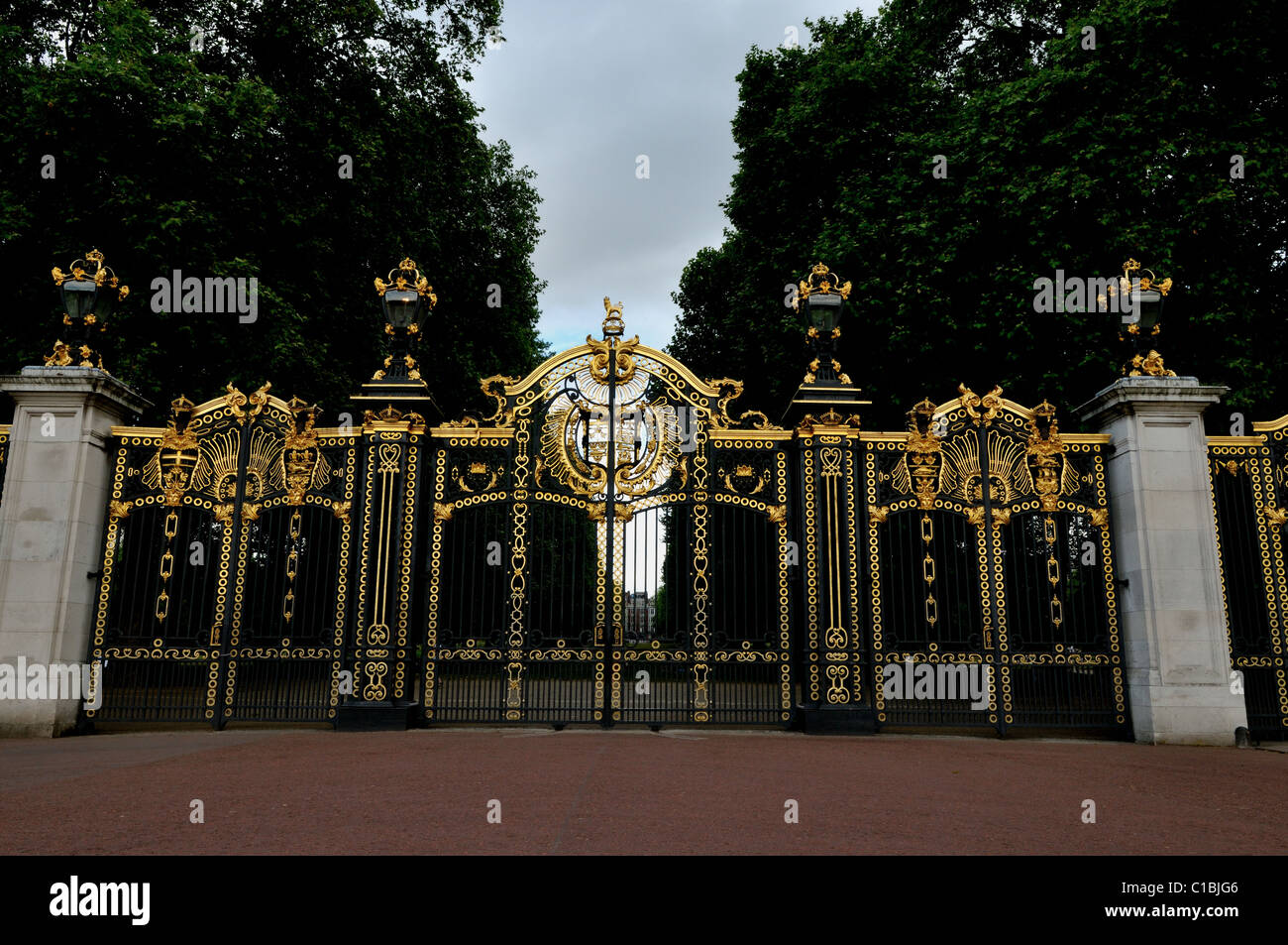 Londra,cancello al Buckingham Palace Gardens Foto Stock