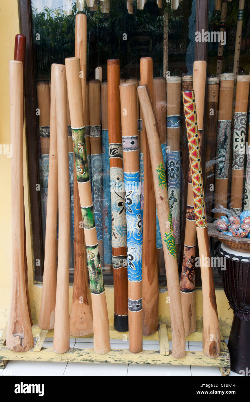 Culturale di appropriazione indebita di Australian arte aborigena con finti didgeridoos in vendita a Bali Indonesia Foto Stock