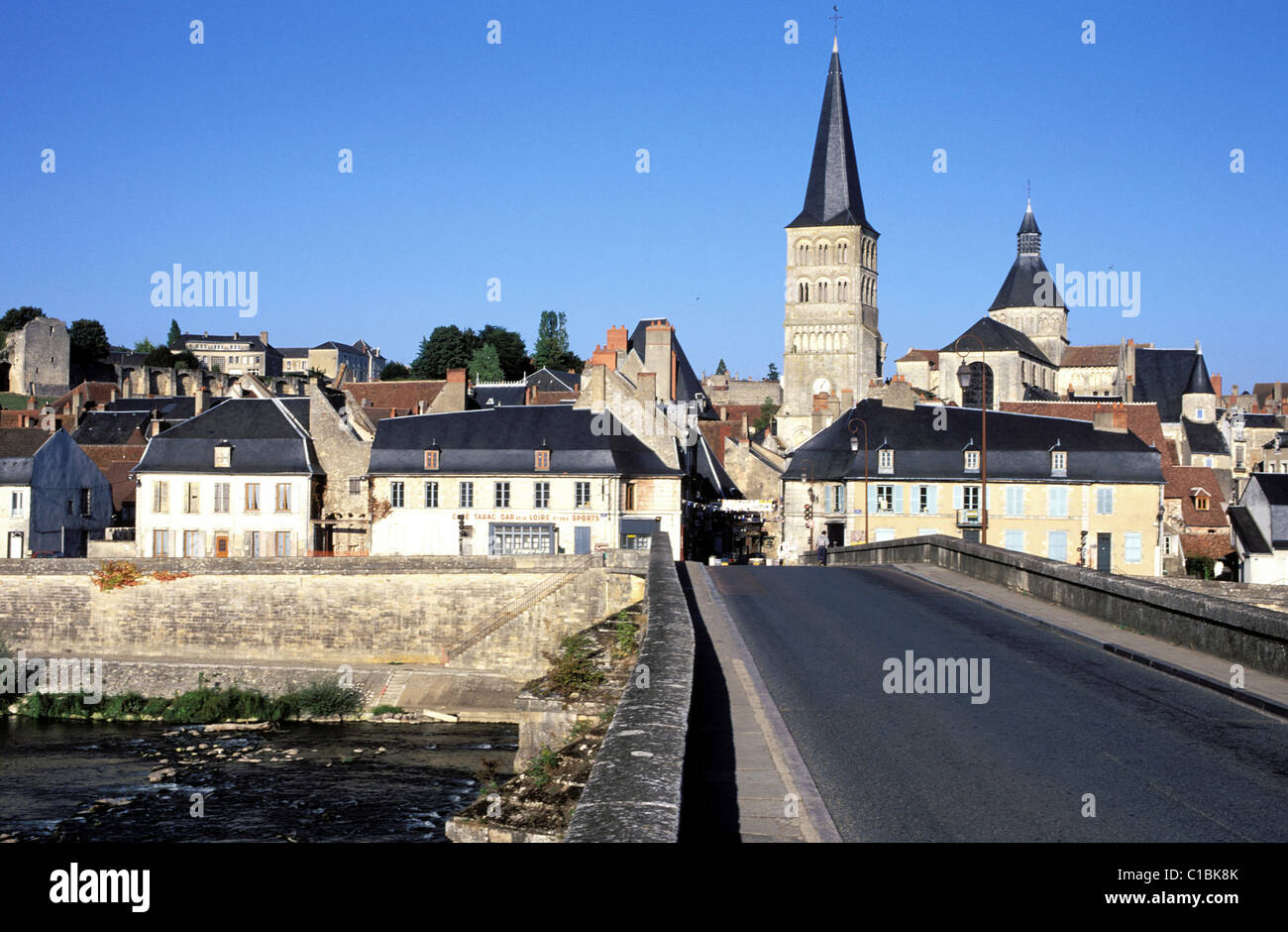 Francia, Nièvre, La Charite sur Loire, entrata della città e la chiesa di Notre Dame dal Ponte Vecchio Foto Stock