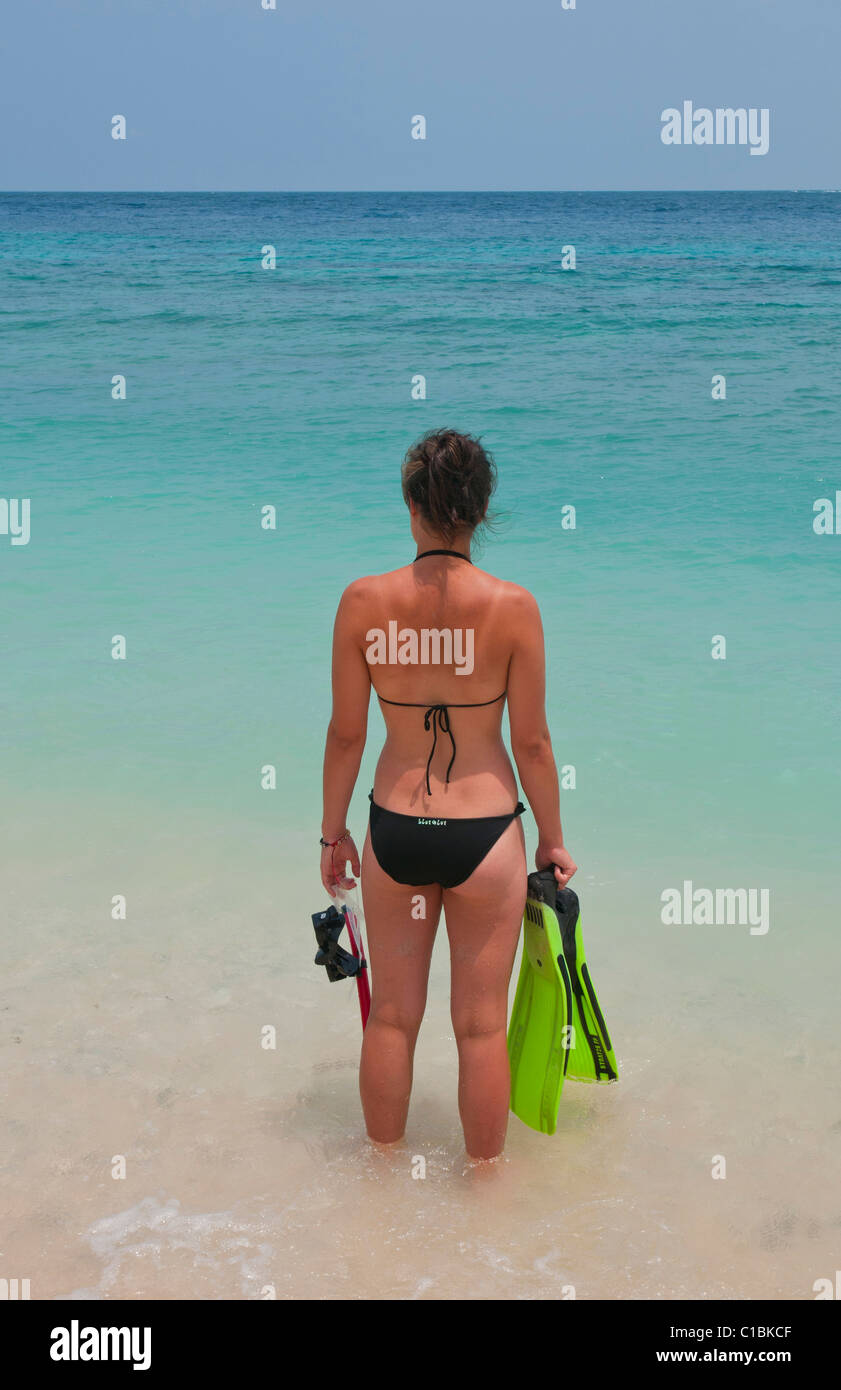Donna che guarda al mare su Tegal polarizzazione Spiaggia di Padang Bai a Bali Indonesia Foto Stock