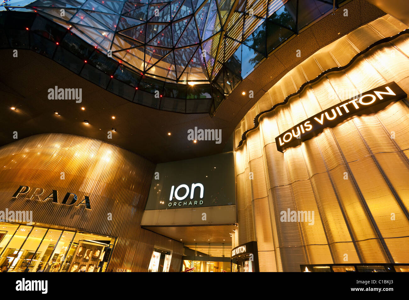 ION Orchard Mall, nel quartiere dello shopping di Orchard Road, Singapore Foto Stock