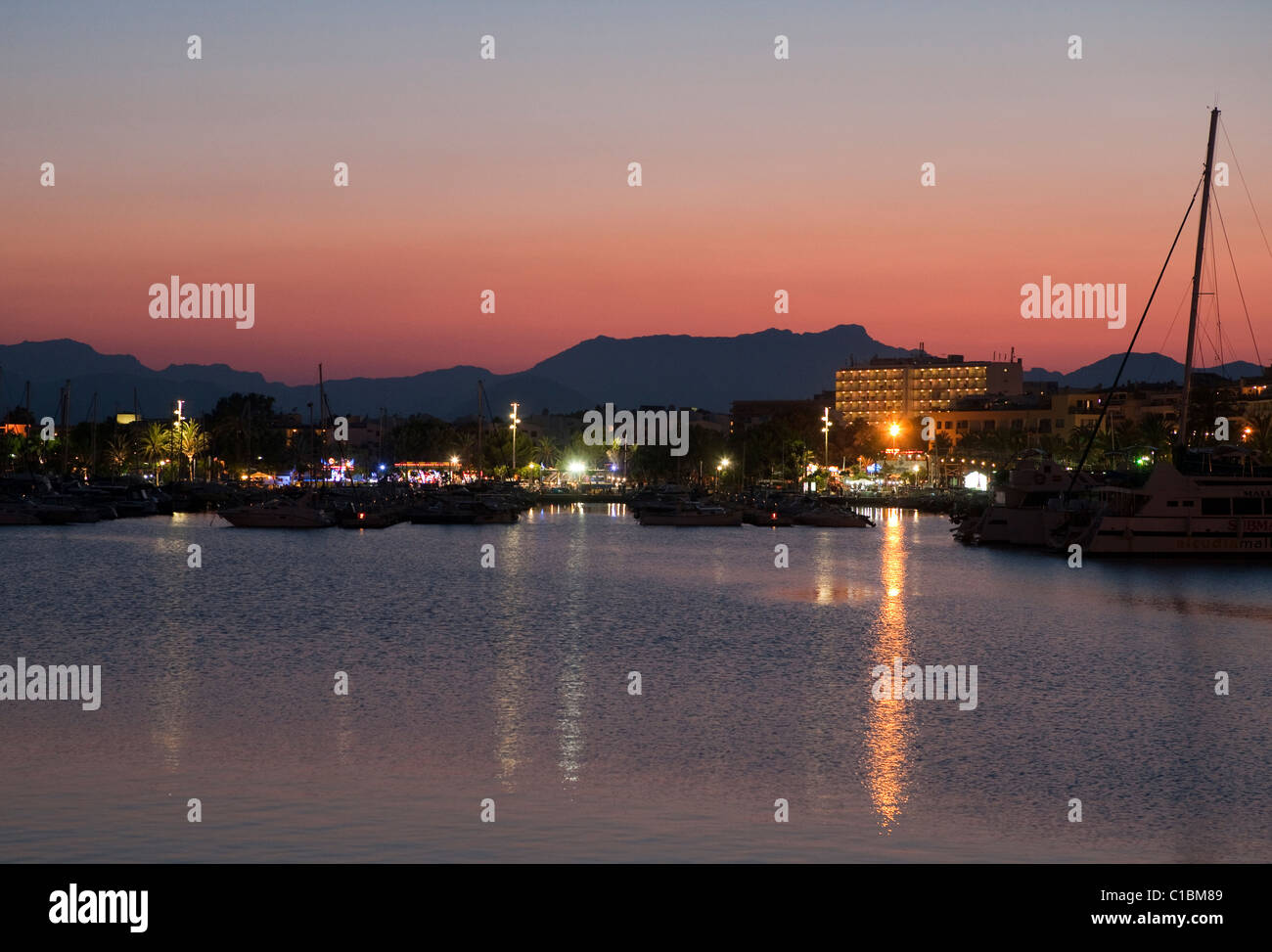 Seascape panoramica baia di notte le luci di Porto di Alcudia Maiorca Spagna Foto Stock