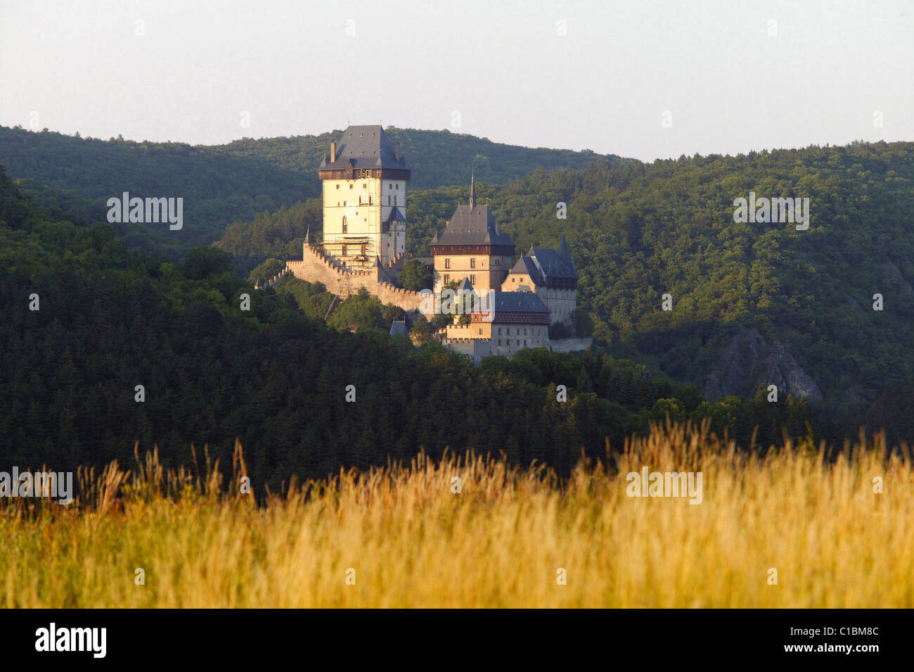 Repubblica ceca, Karlstein castello situato a 28km a sud-ovest di Praga Foto Stock