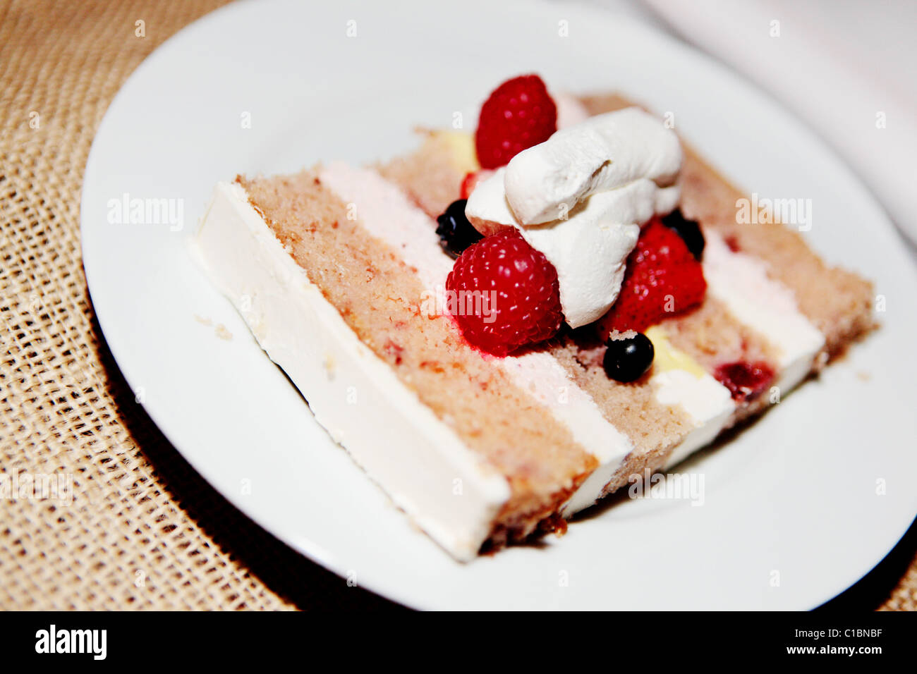 Pezzo di torta al cioccolato bianco crema di lamponi cremoso dolce classico Foto Stock