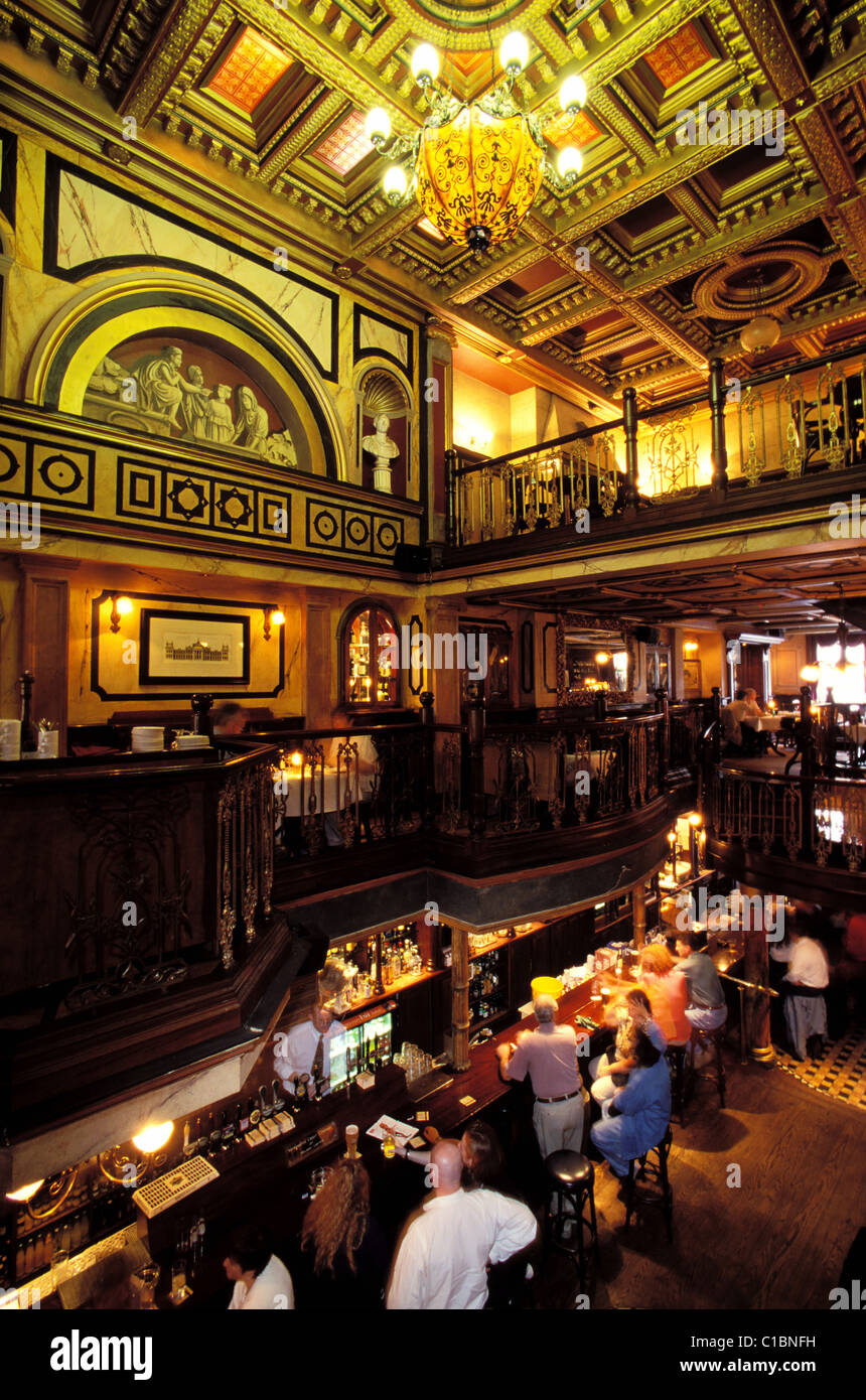 Repubblica di Irlanda, Dublin County, Dame Street, Le mercantili, pub decorate in stile vittoriano. Foto Stock