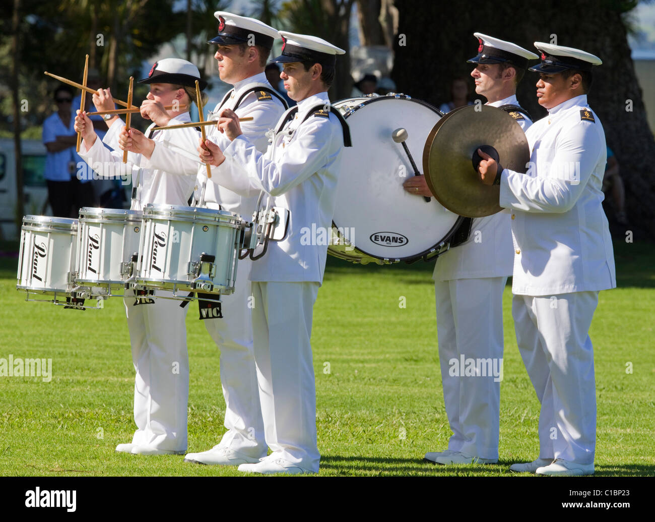 Royal New Zealand Navy eseguire una battitura retreat tramonto cerimonia, trattato motivi, Waitangi, Nuova Zelanda Foto Stock