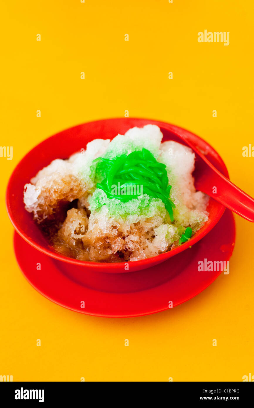 Es cendol (o ghiaccio cendol) - un popolare rasato ghiaccio dolce fatto con il latte di cocco e zucchero di palma, Singapore Foto Stock