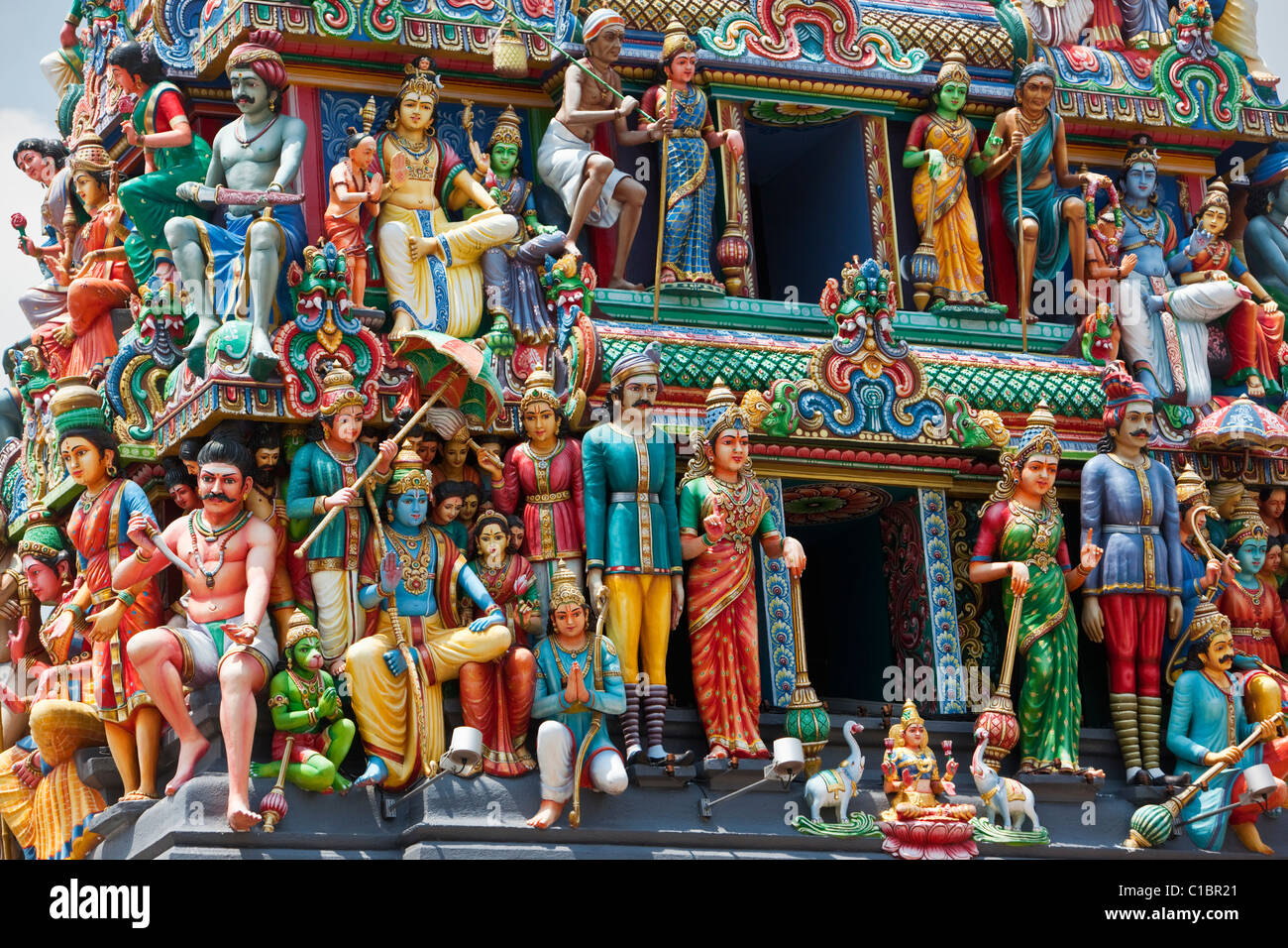 Il coloratissimo gopuram (ingresso) Torre del Tempio Hindu Sri Mariamman. Chinatown, Singapore Foto Stock