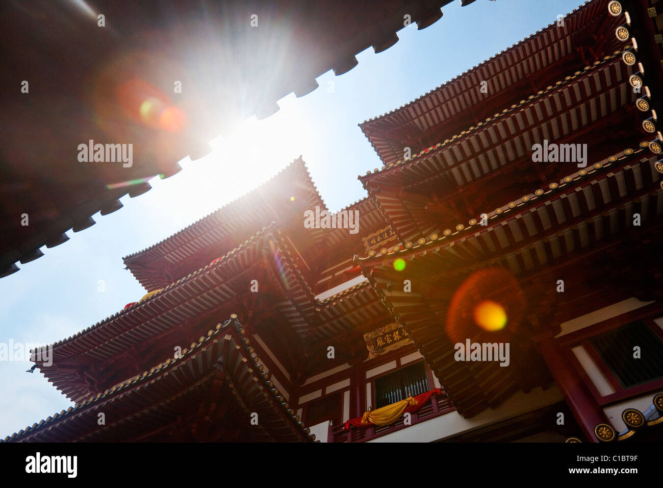 Raggi del sole attraverso i tetti di un tempio Cinese, Singapore Foto Stock