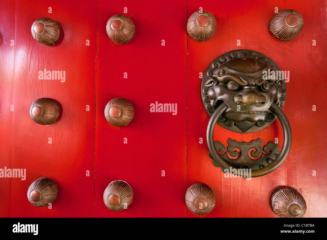 Dettaglio della porta in corrispondenza del Dente del Buddha reliquia del tempio e museo, Chinatown, Singapore Foto Stock