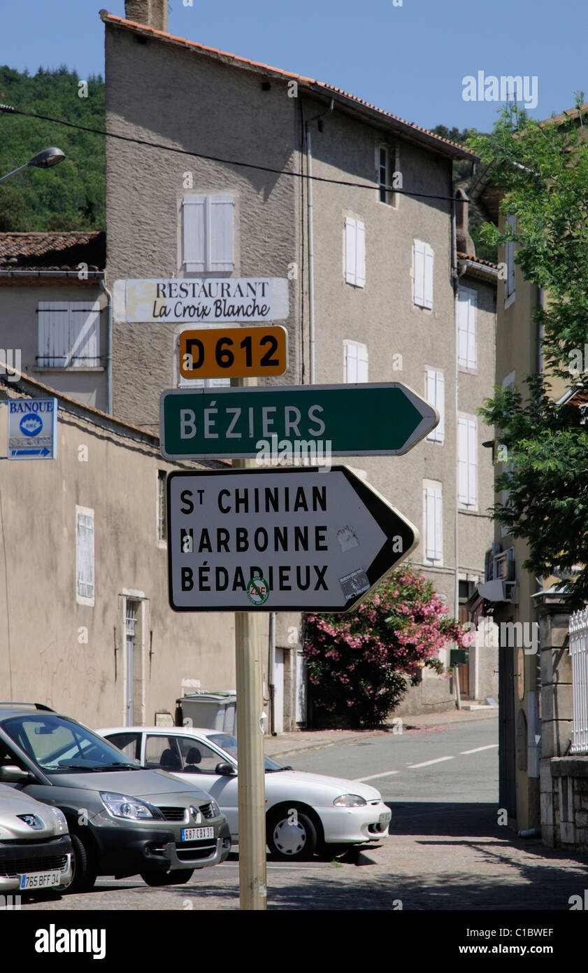Il francese della segnaletica stradale nella città di St Pons de Thomieres in Haut Languedoc, regione a sud della Francia Foto Stock