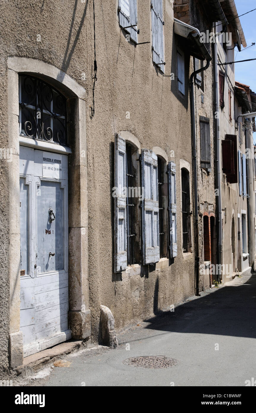 Casa francese con peeling vernice per la vendita nel centro città St Pons de Thomieres in Haut Languedoc, regione a sud della Fr Foto Stock